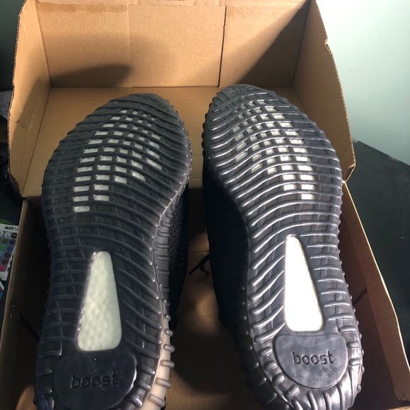 adidas Yeezy Boost 350 V2 Red Stripe Black - New Size 11 - Picture 3 of 4